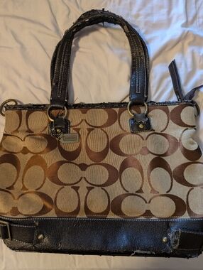 🦋5/25$ Coach Brown and Tan Signature Canvas Tote VERY DAMAGED!!!